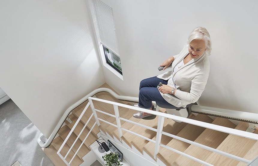 Silla salvaescaleras instalada en la escalera de una vivienda en Mallorca