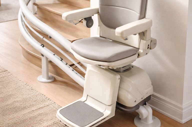 Silla salvaescaleras en una escalera curva